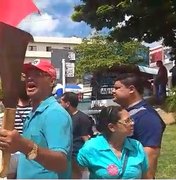 [Vídeo] Manifestantes obrigam comerciantes a fecharem as portas em Arapiraca 