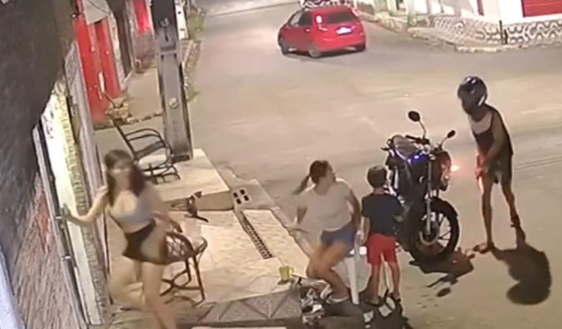 [Vídeo] Mulheres são assaltadas enquanto conversavam na porta de casa em Fernão Velho