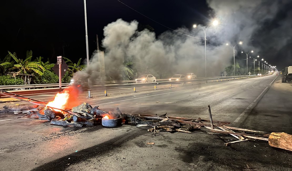 Em novo protesto, moradores de Marechal Deodoro bloqueiam dois sentidos de via