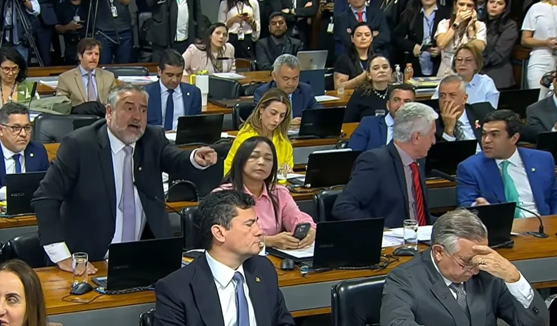 Presidente da CPMI do INSS reage a grito de petista: 'Não suba o tom'