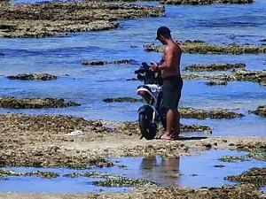 Homem é detido após trafegar com moto elétrica sobre corais na Ponta Verde
