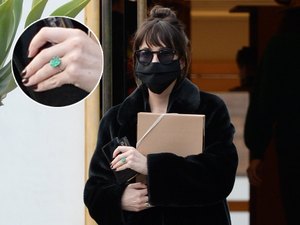 Noiva? Dakota Johnson aparece com anel gigante de esmeraldas e gera rumores