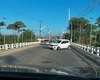 Carro é abandonado após colisão em ponte de Marechal Deodoro