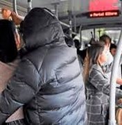Homem assedia jovem em ônibus e é detido por populares, em Maceió