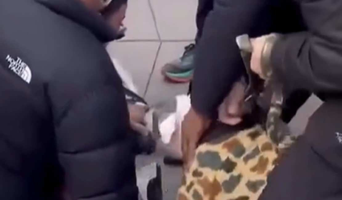 Menino é atacado por pit bull em calçada movimentada de Manhattan