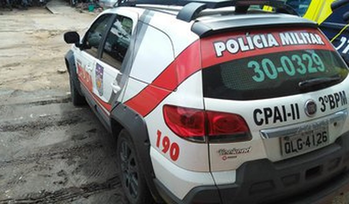 Dupla é presa com 70 bombinhas de maconha  e porte ilegal de arma, em Arapiraca