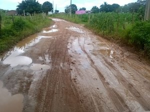 Estradas rurais esburacadas irritam moradores de Arapiraca