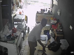 Videomonitoramento flagra homem furtando bolsa em estabelecimento comercial do Eustáquio Gomes