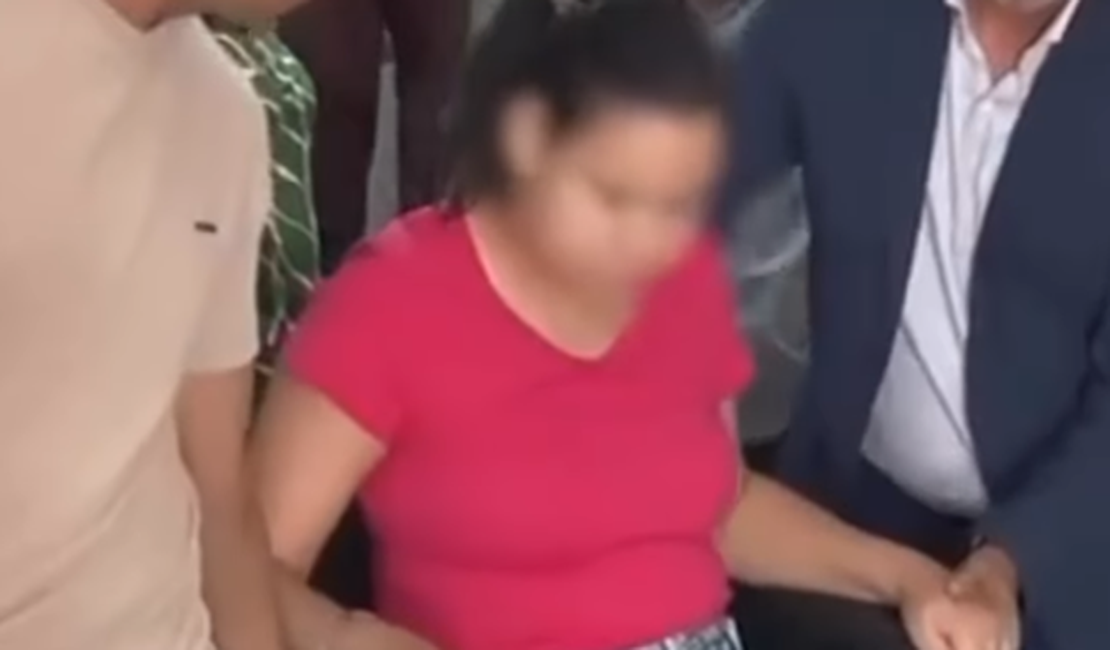 Jovem que sofreu problemas neurológicos após estupro aparece de cadeira de rodas em audiência