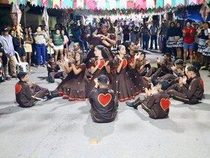 Quadrilhas juninas e Raelson Rocha animam Polo Canafístula