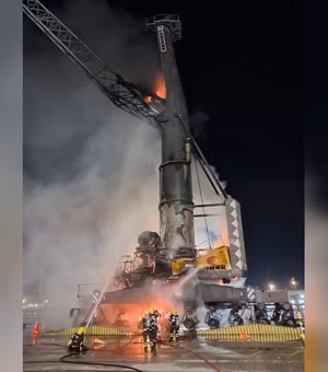 Incêndio atinge Porto de Itajaí e 30 mil litros são usados para apagar chamas