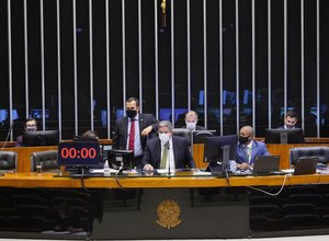 Câmara aprova projeto de lei que torna escolas serviços essenciais