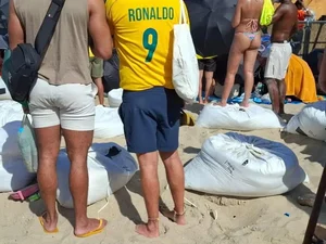 Ambulantes vendem sacos de areia a R$ 100 para show de Shakira no Rio
