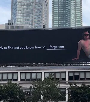 Cantor posa de cueca em outdoor para promover música: “Sexo vende”