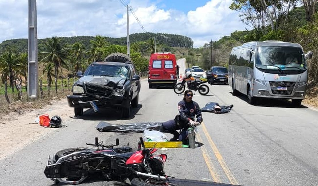 Colisão entre moto e caminhonete deixa duas pessoas mortas  em Maceió