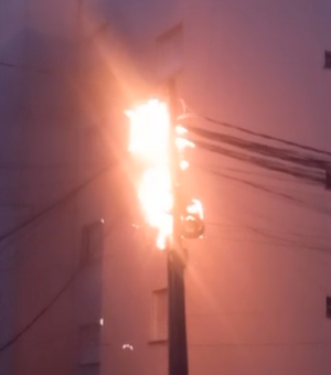 [Vídeo] Incêndio em fiação de poste deixa moradores assustados no Conjunto Benedito Bentes 2