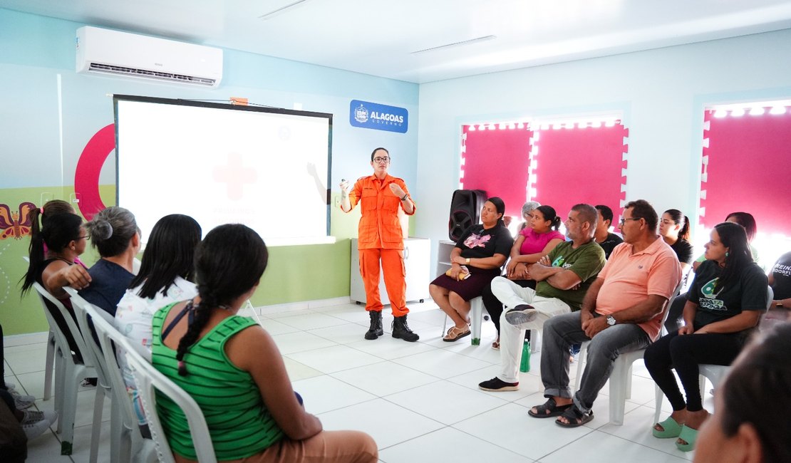 Capacitação em primeiros socorros reúne profissionais das creches de Japaratinga