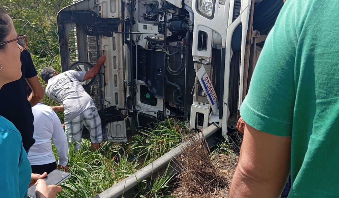 [Vídeo] Carreta tomba na BR-101 e deixa vítima fatal em São Sebastião