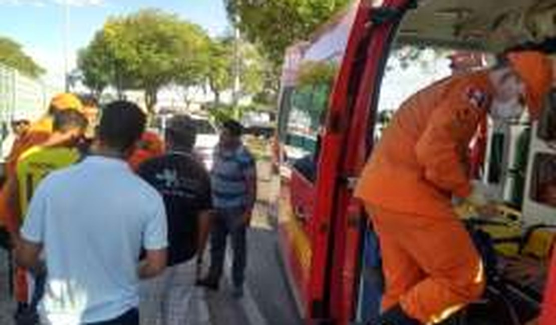 Colisão entre ônibus e carro deixa duas pessoas feridas,em Maceió