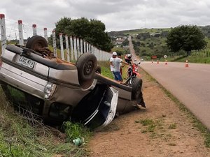 Motorista sai de pista e capota veículo em Taquarana