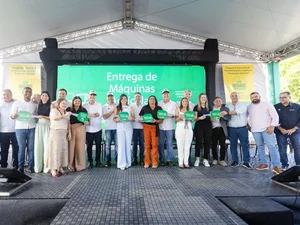Prefeita de Novo Lino representa AMA em entrega de equipamentos da agricultura