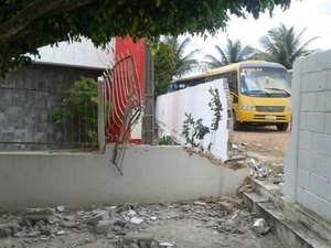 Ônibus desgovernado destrói parte do muro do Fórum de Feira Grande