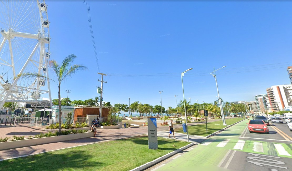 Mulher em situação de rua é esfaqueada em frente à roda-gigante de Maceió