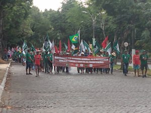 Integrantes do MST fazem caminhada até o Centro de Maceió 