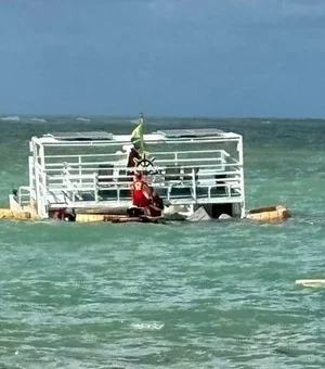 Catamarã afunda próximo à cadeira gigante na Praia de Ponta Verde