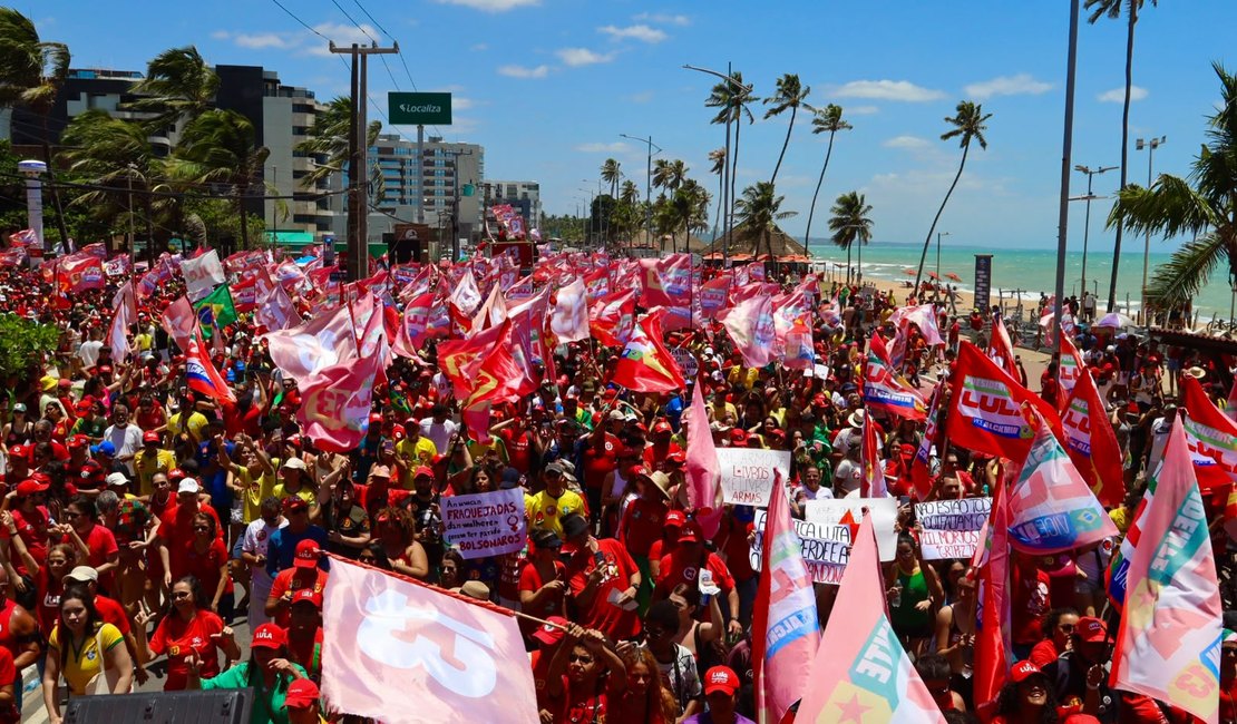 Apoiadores do PT lotam a orla de Maceió para caminhada pró-Lula