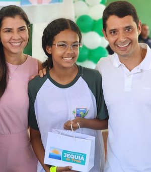 Prefeito Felipe Jatobá entrega 300 óculos a alunos da rede municipal