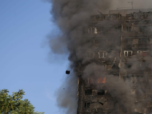 Incêndio em prédio de 27 andares deixa mortos e feridos em Londres