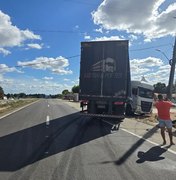 Motorista de carreta tenta evitar colisão, sai da pista e bate em poste em Porto Real do Colégio