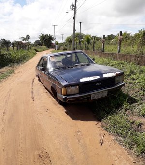 Carro é encontrado abandonado em zona rural de Palmeira
