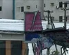 Após chuva e vento forte, outdoor fica pendurado sobre fiação na Av. Álvaro Calheiros