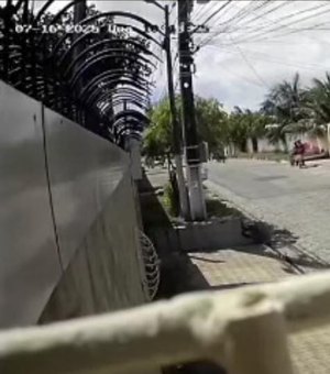 [Vídeo] Criminoso finge ser entregador e rouba celular de mulher no bairro Gruta de Lourdes