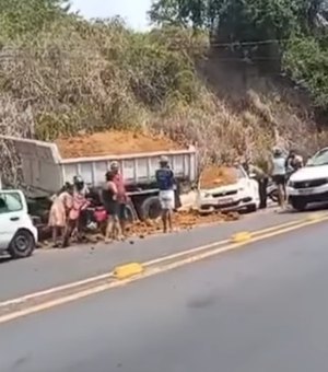 [Vídeo] Caminhão perde controle, colide e derruba carga de areia em moto e carro na Afrânio Lages