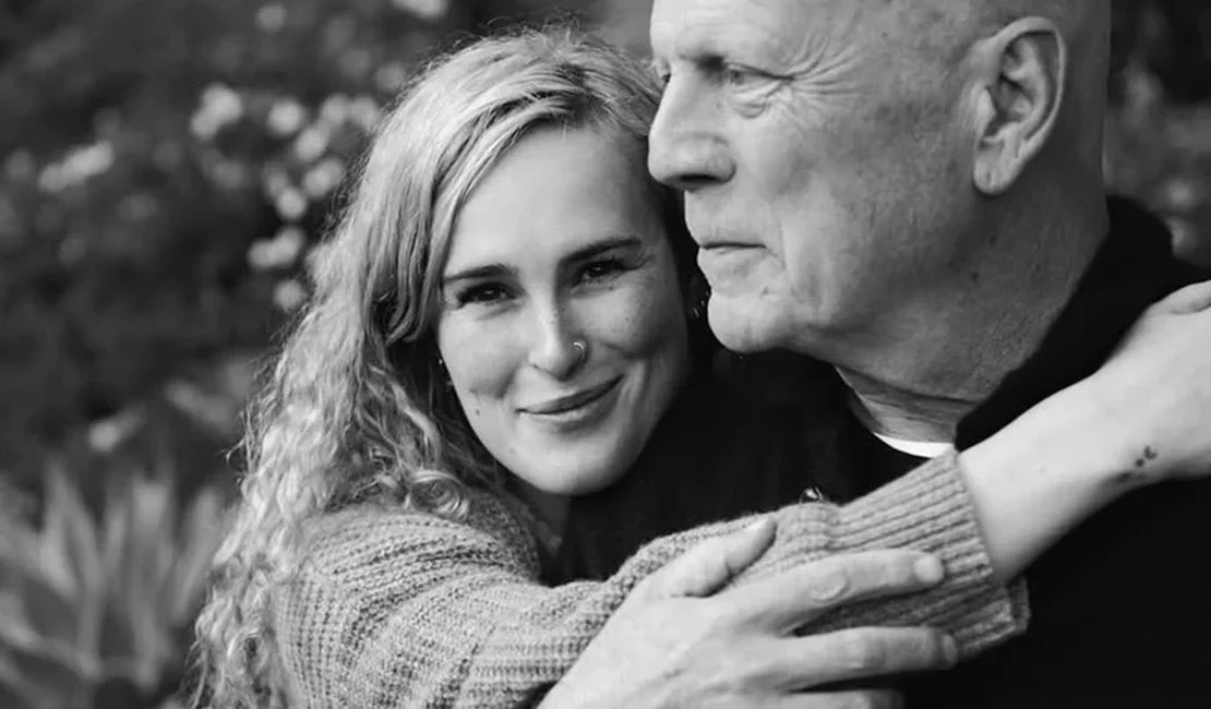 Filha de Bruce Willis revela que tem 4 empregos para sustentar a filha