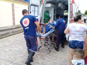 Idosa se fere após tropeçar e cair em rua de calçamento inacabado em Arapiraca