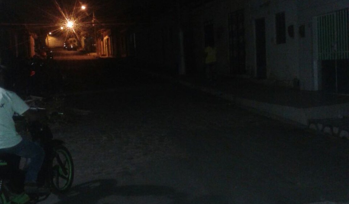 Sem iluminação há seis meses, moradores temem ficar nas portas em bairro de Arapiraca