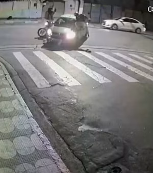 [Vídeo] Motociclista gira no ar, cai em pé e sai andando depois de acidente com carro na Grande SP