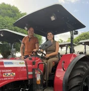 Prefeita Marcela recebe trator equipado da Codevasf para Novo Lino