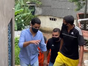 Prefeito JHC visita Grota do Neno e fala sobre estragos deixados pela chuva