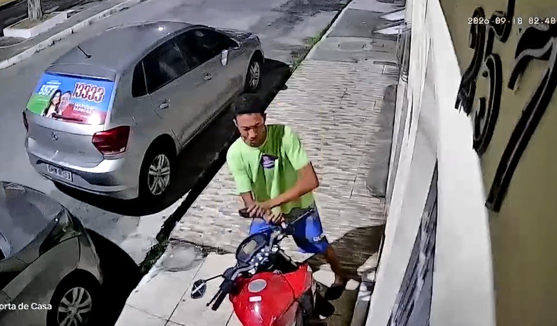 Homem é flagrado furtando retrovisores de moto na Ponta Grossa, em Maceió