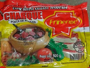 Mulher é flagrada furtando peças de charque no valor de R$ 22 e acaba detida