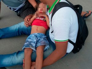 Mulher e criança são atropeladas por caminhão ao esperar para atravessar rodovia