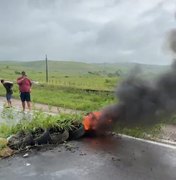 Moradores de Jundiá bloqueiam BR-101 em protesto por falta d’água