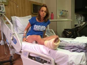 Jornalista é atingida dentro de casa por bala de fuzil no pé na noite de réveillon no Rio