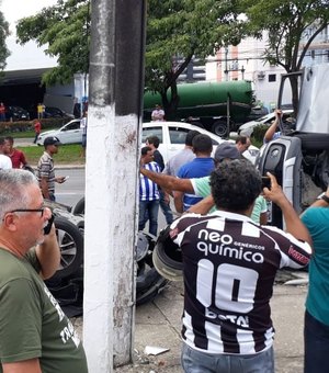 [Vídeo] Capotamento de veículos complica trânsito na Avenida Fernandes Lima