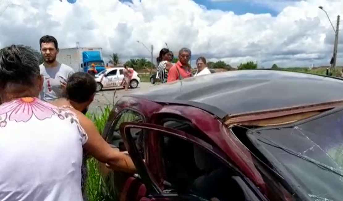 [Vídeo] Colisão frontal entre dois carros deixa duas pessoas feridas na AL 110, em Arapiraca